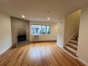 42 Sintsink Dr E in Port Washington, NY - Building Photo - Building Photo