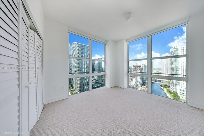 31 SE 5th St, Unit 3421 in Miami, FL - Building Photo - Building Photo