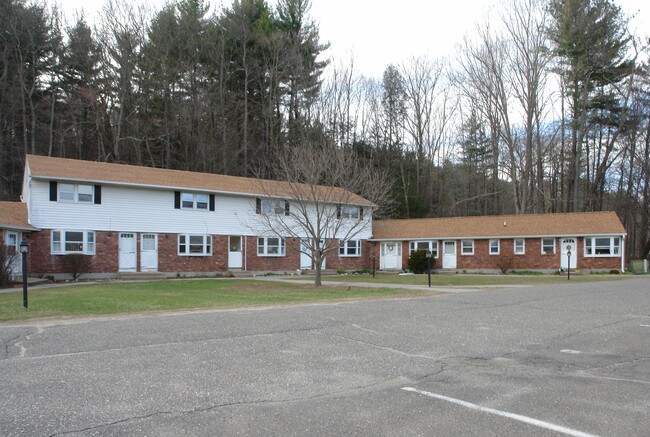 Foxridge Apartments in Barkhamsted, CT - Foto de edificio - Building Photo