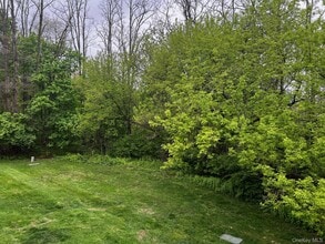 19 Alpine Dr in Wappingers Falls, NY - Building Photo - Building Photo