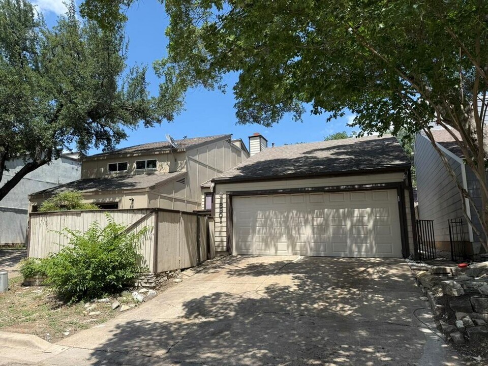8901 Newport Ln in Austin, TX - Building Photo