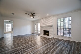 3934 Forest Village Dr in Houston, TX - Building Photo - Building Photo