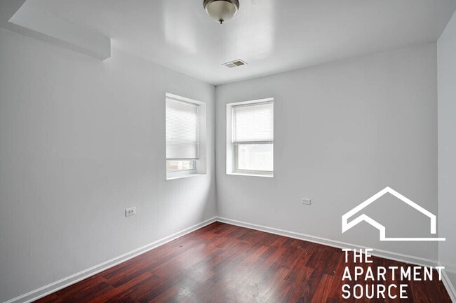 2534 W Fitch Ave, Unit G in Chicago, IL - Foto de edificio - Building Photo