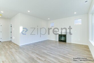 3915 McCormick Vlg Dr in Bremerton, WA - Building Photo - Building Photo
