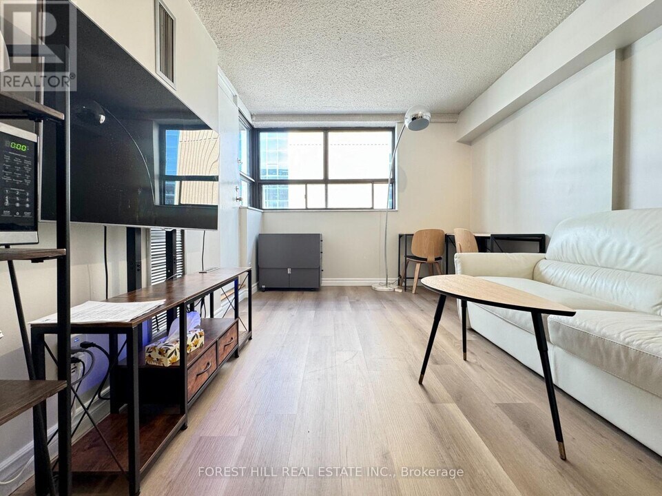 80-680 St Patrick St in Toronto, ON - Building Photo