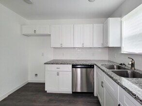 8122 Sterlingshire St in Houston, TX - Building Photo - Building Photo