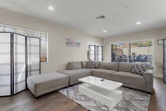 1015 E Verdugo Ave in Burbank, CA - Building Photo - Building Photo