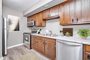 River Shore Apartments in South Bend, IN - Building Photo
