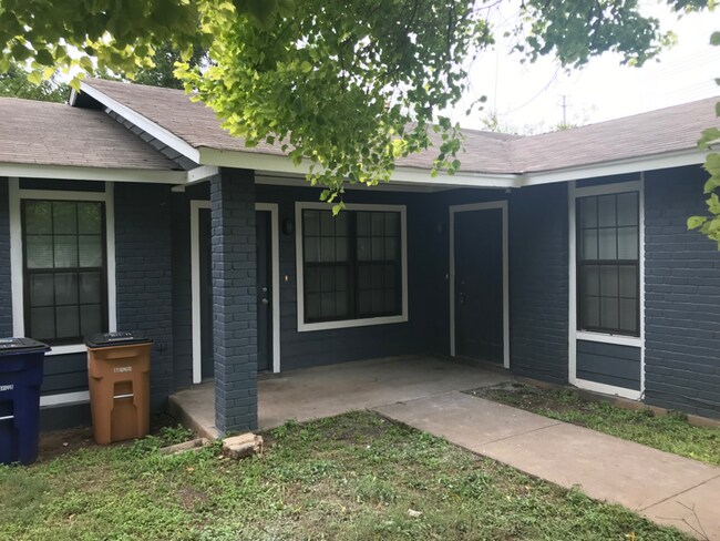 900 E Leslie Cir-Unit -B in Austin, TX - Building Photo - Building Photo