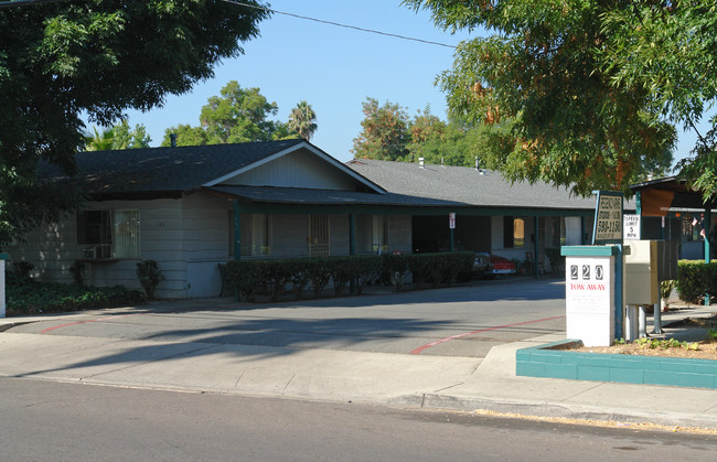 Regency Arms in El Cajon, CA - Foto de edificio - Building Photo