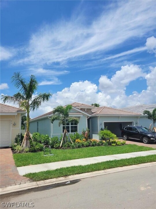 399 Grace Bay Ln in Naples, FL - Building Photo