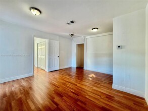 2727 SW 24th St in Miami, FL - Building Photo - Building Photo