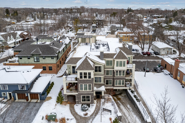 415 Indian Mound St in Wayzata, MN - Foto de edificio - Building Photo