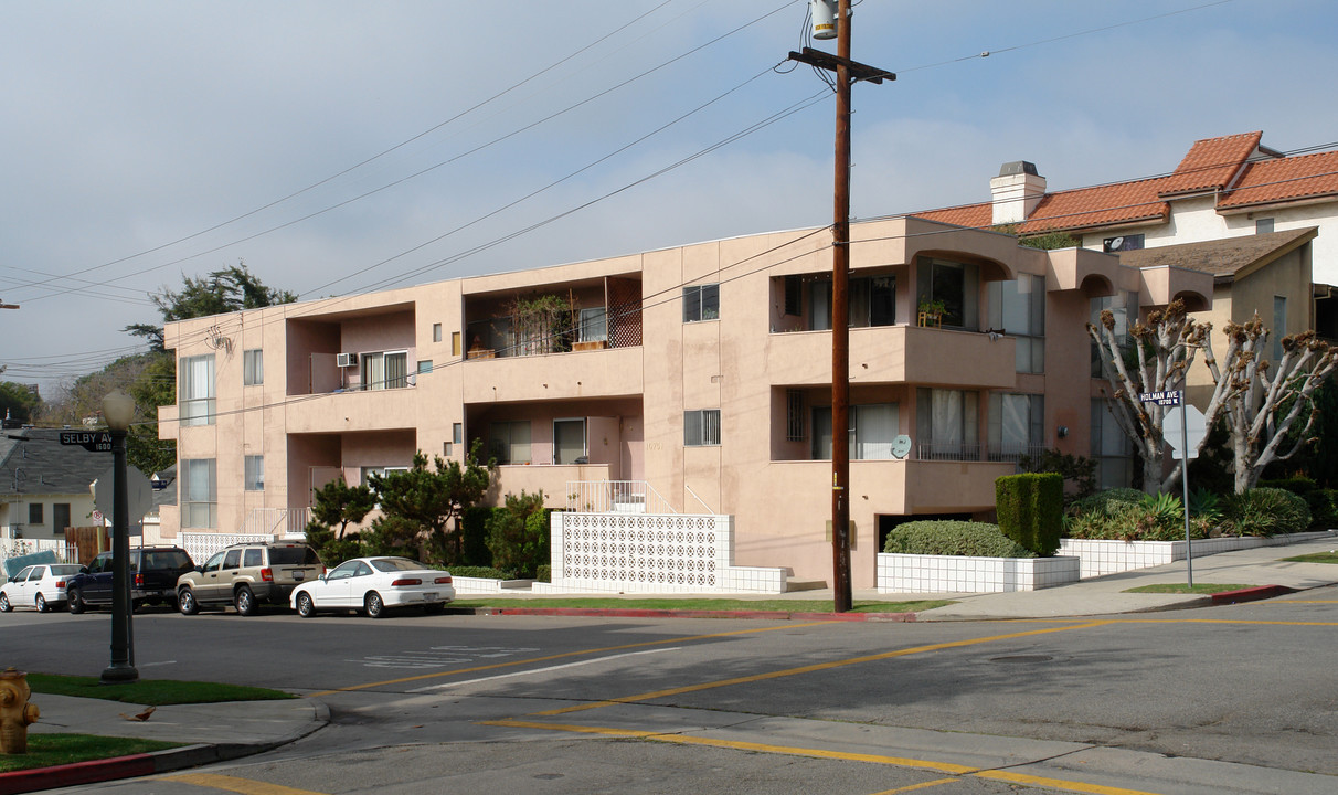 10751 Holman Ave in Los Angeles, CA - Building Photo