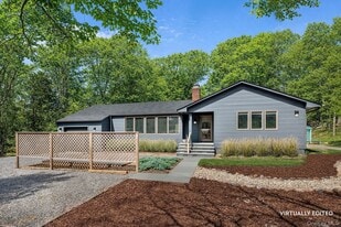 123 Windward in East Hampton, NY - Building Photo