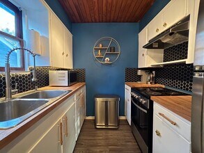 211 Lessin Ln in Austin, TX - Foto de edificio - Building Photo