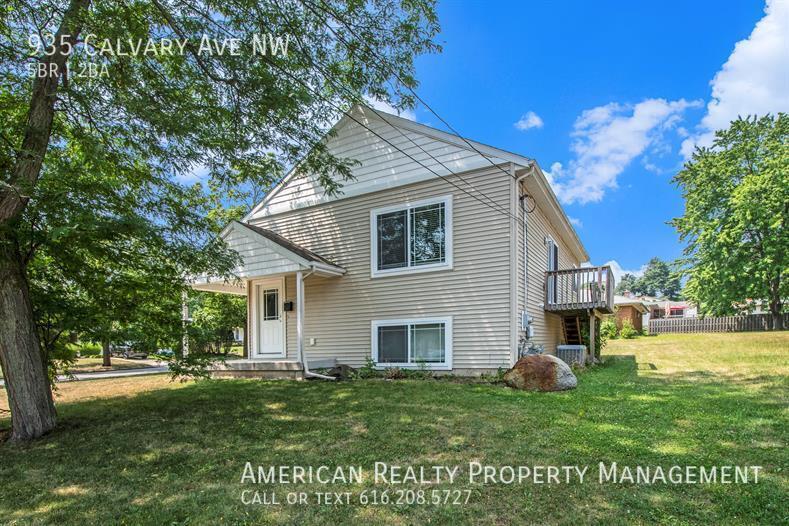 935 Calvary Ave NW in Grand Rapids, MI - Building Photo