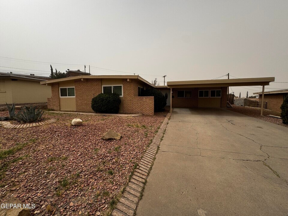 5385 Circus Ln in El Paso, TX - Building Photo