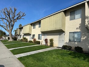 Teal Townehouses in Bakersfield, CA - Building Photo - Building Photo