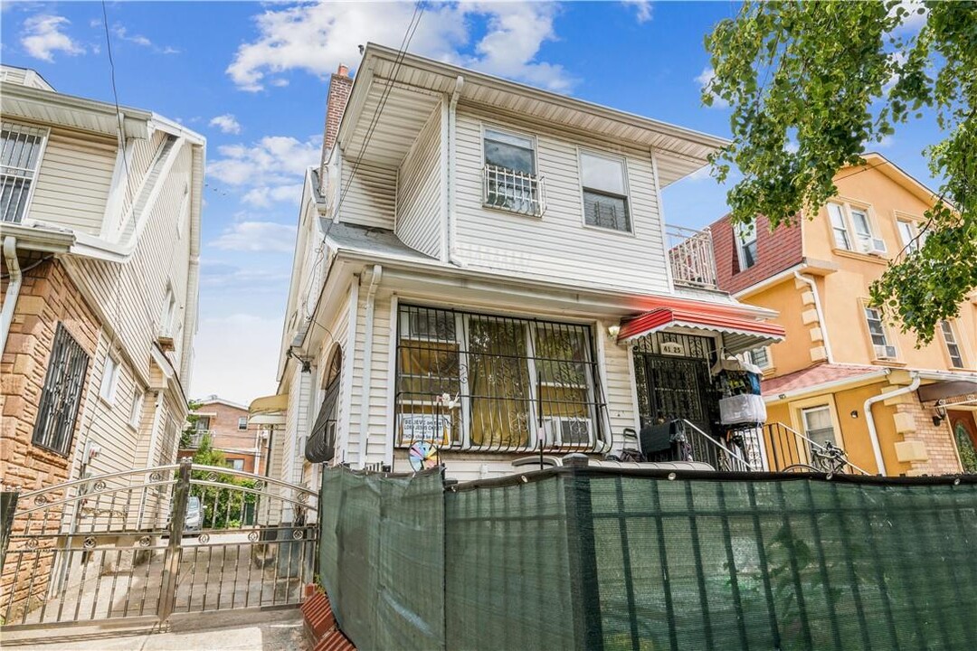 41-25 Elbertson St in Queens, NY - Foto de edificio