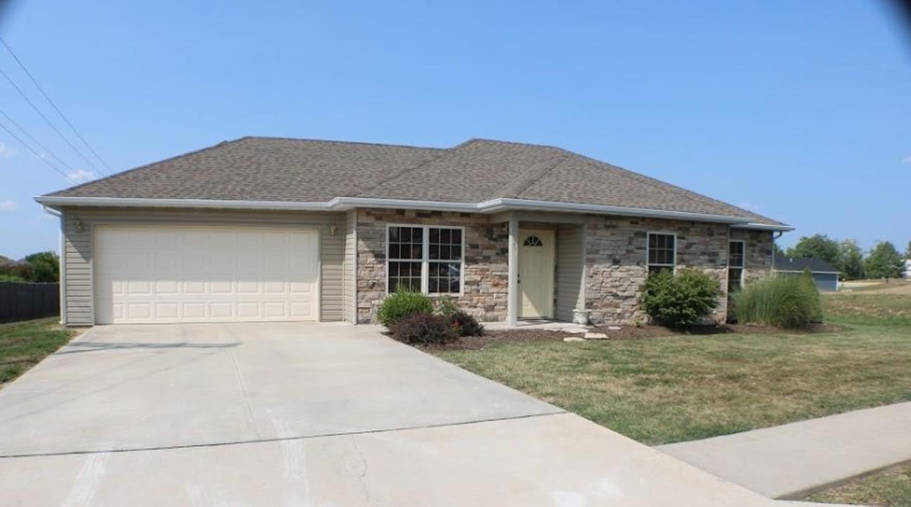 205 Martha Crump Dr in Ashland, MO - Building Photo