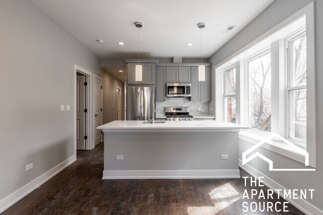 3135 N Oakley Ave, Unit 2 in Chicago, IL - Foto de edificio - Building Photo