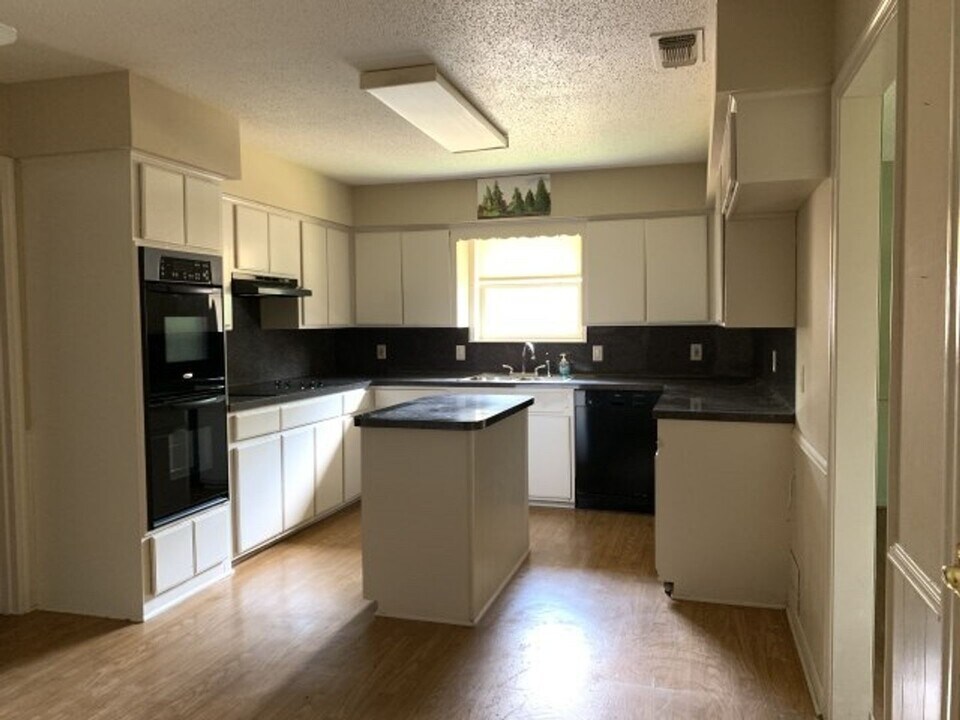 1910 E Warwick Cir in Longview, TX - Building Photo