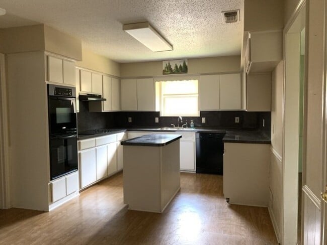 property at 1910 E Warwick Cir