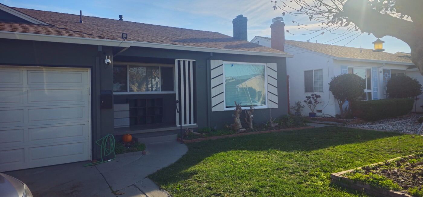 1888 Vining Dr in San Leandro, CA - Building Photo