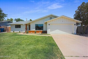 8133 N 16th Dr in Phoenix, AZ - Building Photo