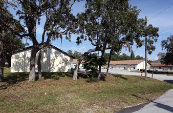 Omaha Circle Apartments in Spring Hill, FL - Building Photo - Building Photo