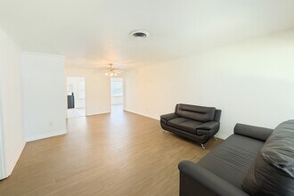 4053 Silverwood Dr in Houston, TX - Building Photo - Building Photo