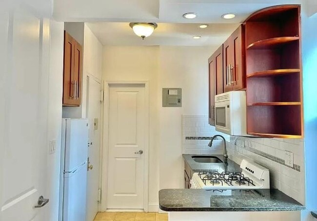 886 10th Ave in New York, NY - Building Photo - Building Photo