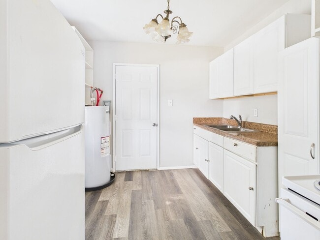 property at 2606 Redwood Ave