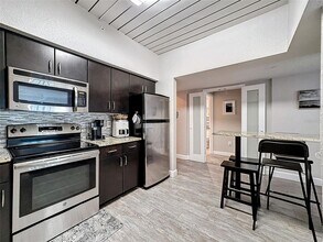 2410 W Azeele St in Tampa, FL - Building Photo - Building Photo