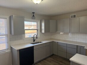 1419 W College Ter in Independence, MO - Foto de edificio - Building Photo