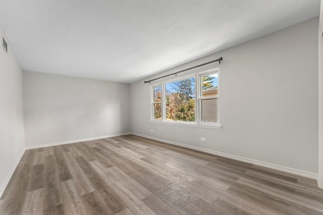 740 E North Broadway St in Lombard, IL - Building Photo - Building Photo