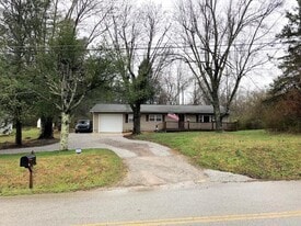 392 Old Mail Rd in Crossville, TN - Building Photo