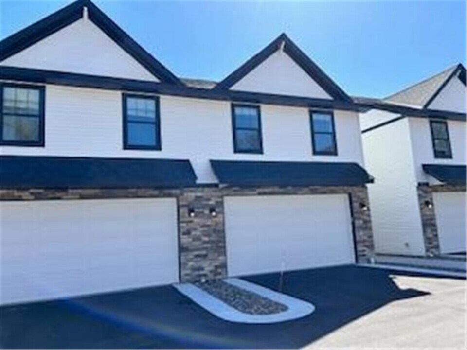 3411 Douglas Dr N in Crystal, MN - Foto de edificio