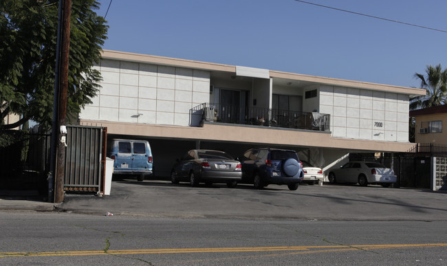 7000 Fulton Ave in North Hollywood, CA - Building Photo - Building Photo