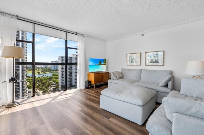 20515 E Country Club Dr, Unit 1848 in Miami, FL - Building Photo - Building Photo