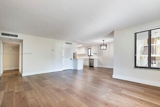 531 Menendez Ave in Miami, FL - Foto de edificio - Building Photo