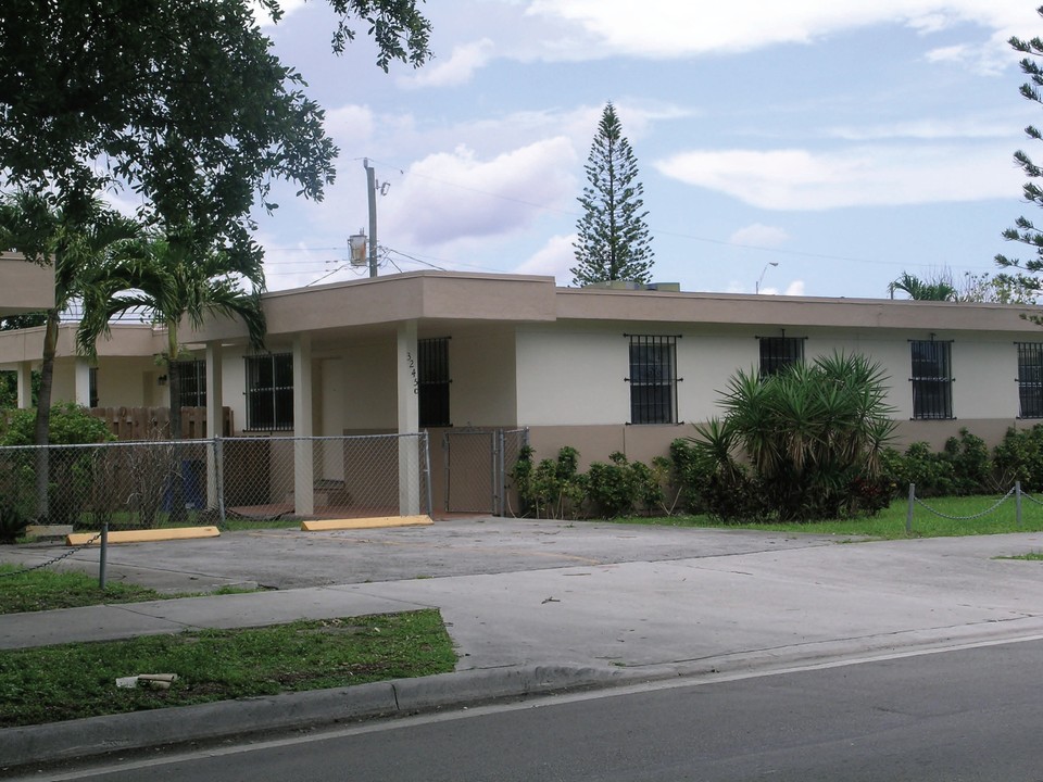 Brownville Garden Apartments in Miami, FL - Building Photo