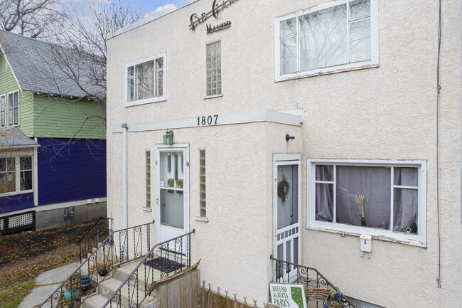 1807 15 St SW in Calgary, AB - Building Photo - Building Photo