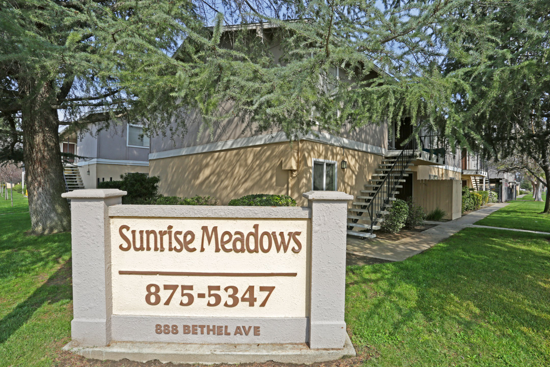 Sunrise Meadows in Sanger, CA - Foto de edificio