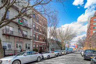 270 1st St in Brooklyn, NY - Foto de edificio - Building Photo