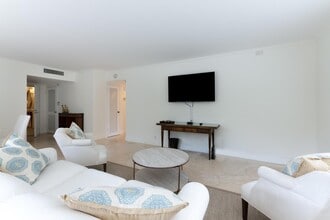 434 Chilean Ave, Unit 2d in Palm Beach, FL - Foto de edificio - Building Photo
