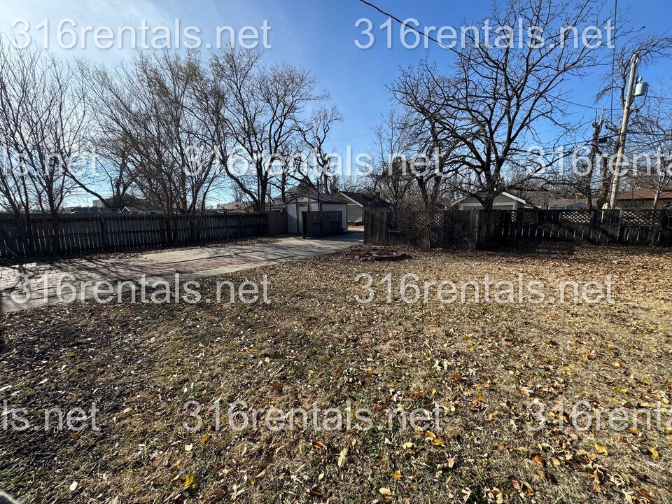 513 Locust St in Halstead, KS - Building Photo