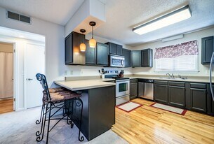 49 Lake Dr in Hendersonville, NC - Building Photo