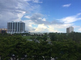 1801 S Treasure Dr in North Bay Village, FL - Building Photo